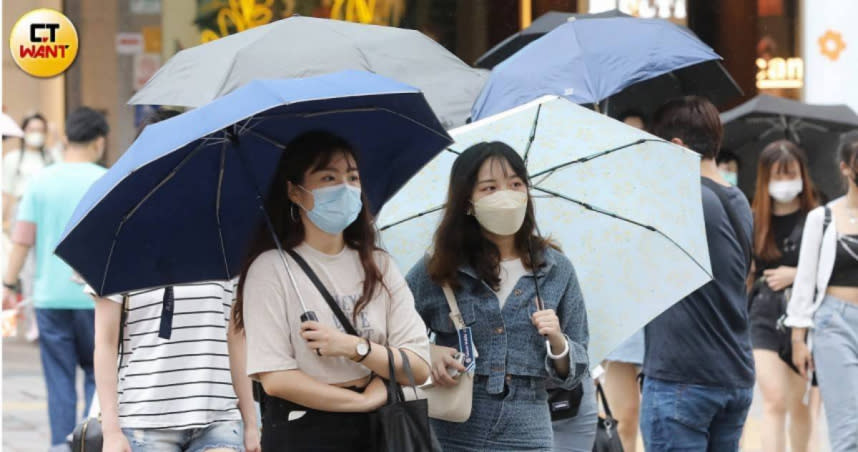 今（3日）低壓帶影響，今日台灣南部地區及恆春半島有短暫陣雨或雷雨，並有局部大雨發生的機率。（圖／侯世駿攝）