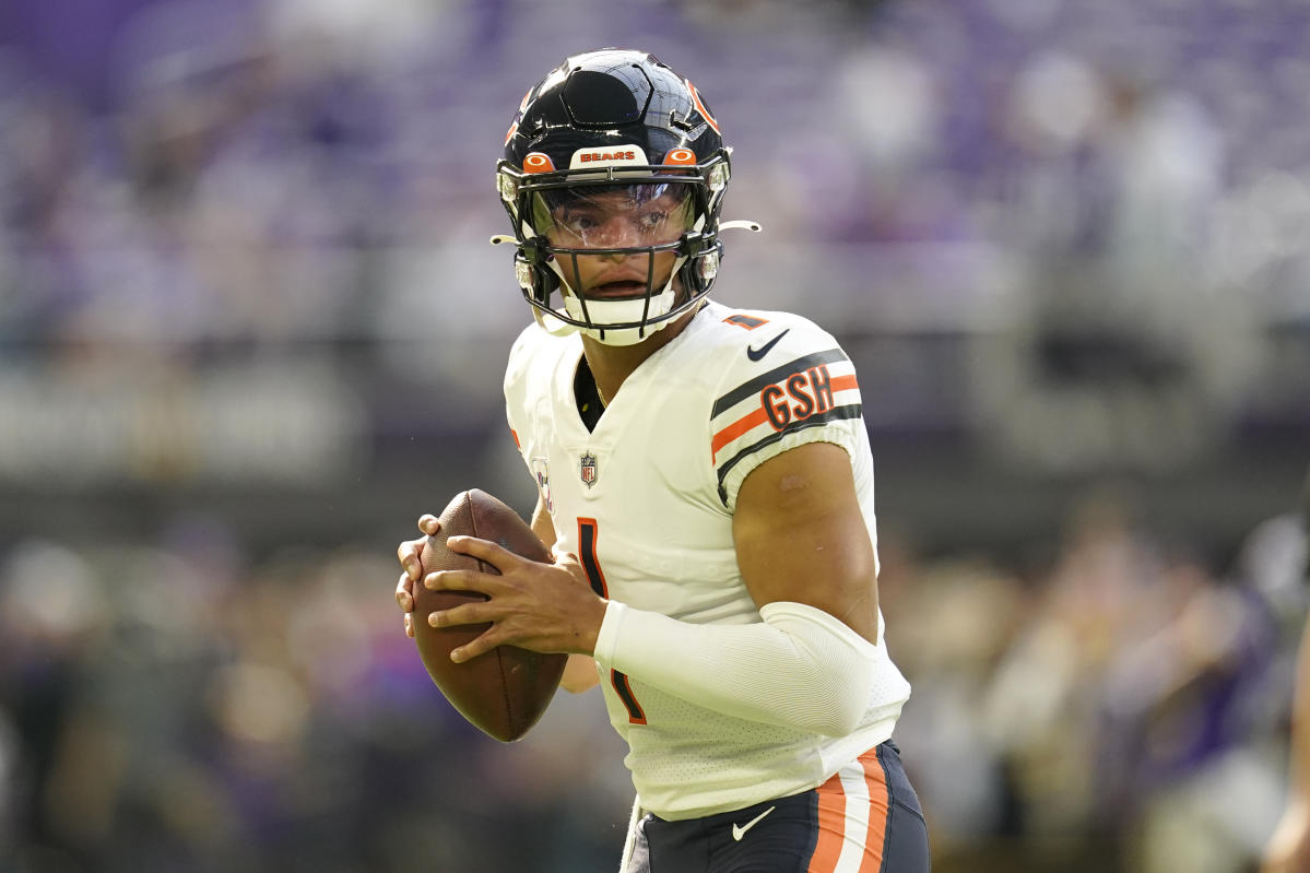 Chicago Bears quarterback Justin Fields runs against the Washington  Commanders in the first half of an NFL football game in Chicago, Thursday,  Oct. 13, 2022. (AP Photo/Nam Y. Huh Stock Photo - Alamy