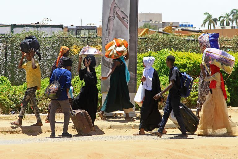 El éxodo de Jartum por los choques entre el Ejército sudanés y los paramilitares. (AFP)