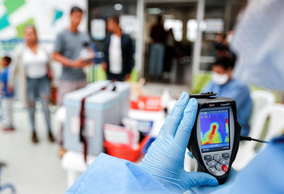 Ein typisches Symptom des Coronavirus ist Fieber, weshalb an vielen öffentlichen Orten Fieberscanner im Einsatz sind. (Bild: REUTERS/Daniel Tapia)