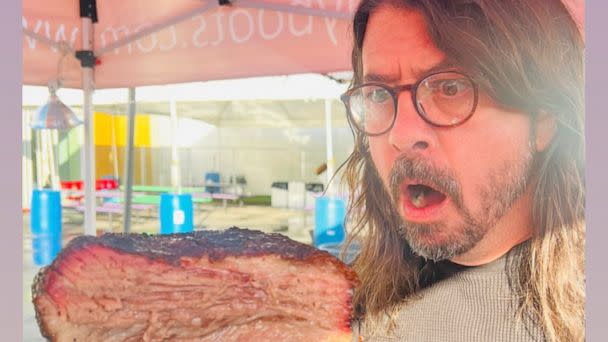 ΦΩΤΟΓΡΑΦΙΑ: Ο Dave Grohl κρατάει ψηλά ένα καπνιστό ψαρονέφρι.  (Ευγενική προσφορά της Hope the Mission)