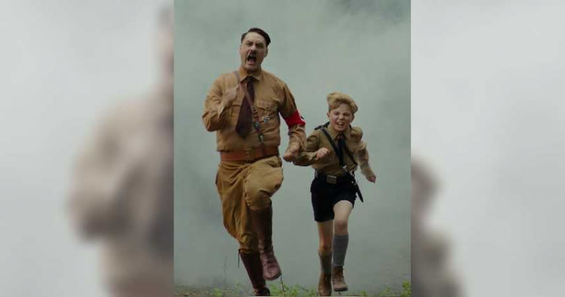 羅曼格里芬戴維斯在片中有許多和希特勒的幻想橋段，劇情搞笑。（圖／福斯提供）
