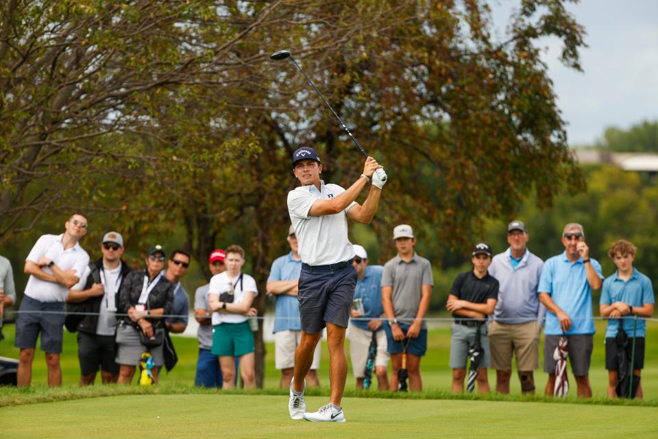 Jackson Buchanan juega su tiro de salida en el tercer hoyo durante los cuartos de final del US Amateur 2024 en el Hazeltine National Golf Club en Chaska, Minnesota, el viernes 16 de agosto de 2024. (Chris Keane/USGA)