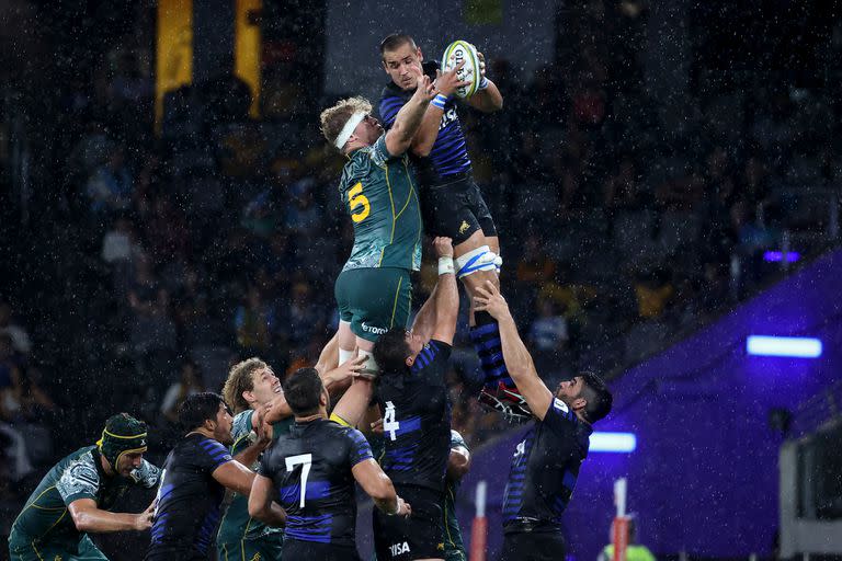 Santiago Grondona y Matt Philip luchan por la pelota en lo alto durante el partido que disputan Los Pumas vs. los Wallabies en Sidney.