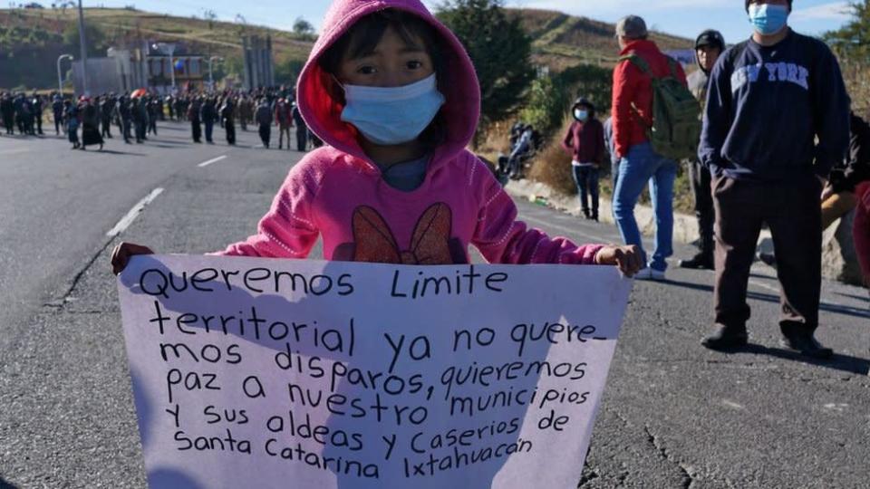 Una ni&#xf1;a porta un cartel en una protesta en Ixtahuac&#xe1;n