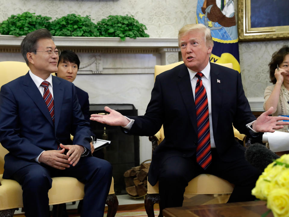 Donald Trump während eines Treffens mit Moon Jae In, Präsident von Südkorea, im Oval Office des Weißen Hauses. (Bild-Copyright: Evan Vucci/AP/dpa)