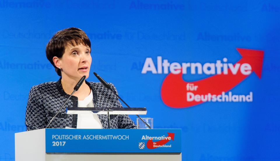 <p><span>Bei der AfD werden 10 Euro im Monat fällig – unabhängig davon, wie viel verdient wird. Auf der Website der Partei wird zudem gebeten, “dingend einen höheren Beitrag zu zahlen.“</span> </p>