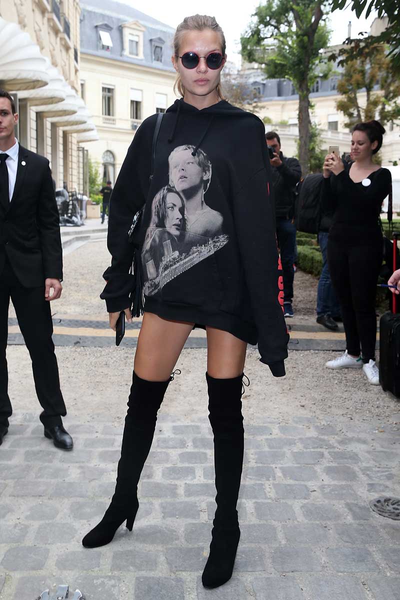 <p>Model Josephine Shriver ist unterwegs zur Balmain-Show – und das in einem Titanic-Hoodie und Overknees. (Bild: Getty Images)</p>