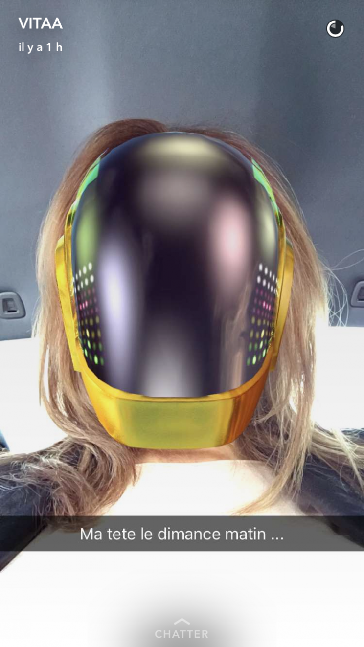 <p>Vitaa a trouvé comment dissimuler un look post-soirée : se déguiser en Daft Punk !</p>