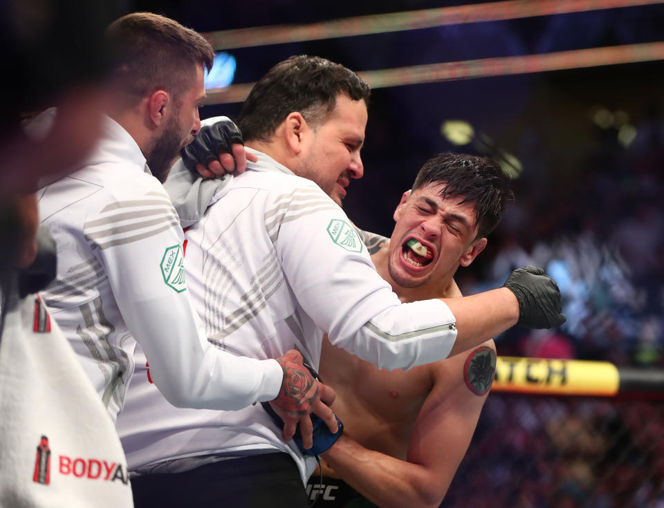 Brandon Moreno celebra su victoria en el campeonato contra Deiveson Figueiredo durante UFC 263. (Foto: Mark J. Rebilas-USA TODAY Sports)