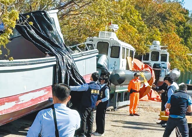 大陸籍漁船日前越界遭海巡署追緝翻覆釀2死意外，圖為大陸籍漁船左側欄杆疑因撞擊而凹陷扭曲。（于家麒攝）