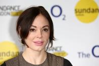 Schauspielerin Rose McGowan hatte schon früh im Leben mit Widrigkeiten zu kämpfen: Als Kind wuchs sie in der Sekte "Children of God" auf, in der die freie Liebe propagiert und die sehr nahe Ankunft Jesu auf der Erde vorbereitet wird. Doch als aus der "freien Liebe" allmählich "Geschlechtsverkehr mit Kindern" wurde, ergriffen McGowans Eltern mit ihrer Tochter die Flucht. (Bild: Tim P. Whitby/Getty Images for Sundance London)