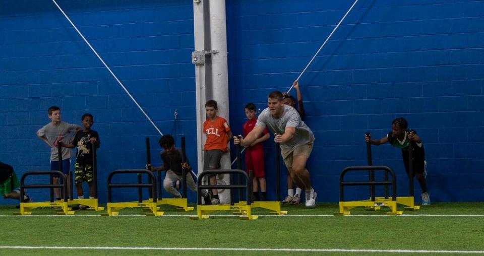 Brian O'Neill of the Minnesota Vikings races kids at a free NFL clinic for youths at Chase Fieldhouse in Wilmington on Friday, June 17, 2022.