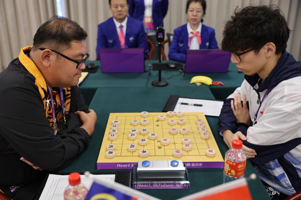 港隊在象棋混合團體季軍戰，派出馮家俊（右）、林嘉欣、黃學謙、陳振杰上陣，對戰中華台北，最終港隊嬴2:0，獲得銅牌。（港協暨奧委會fb專頁圖片）