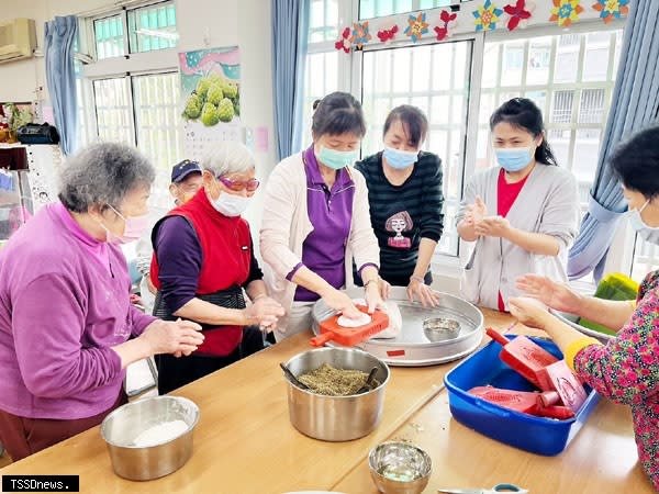 清明吃紅龜粿平安又富貴，草屯療養院日照中心帶長輩手做紅龜粿。（圖：草屯療養院提供）