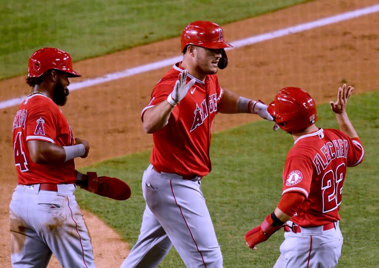 儘管「鱒魚」楚奧特（Mike Trout，中）在比賽中開轟，但仍不敵道奇的單場五轟。法新社