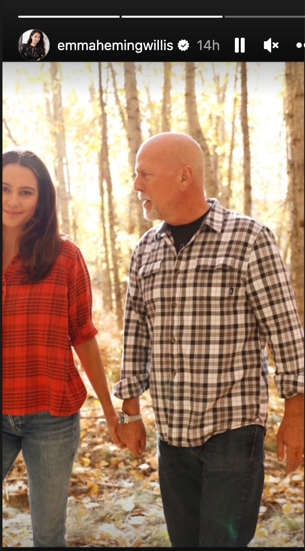 Emma Heming Willis y Bruce Willis disfrutan de un paseo por el bosque.  (Instagram/Emma Heming Willis)