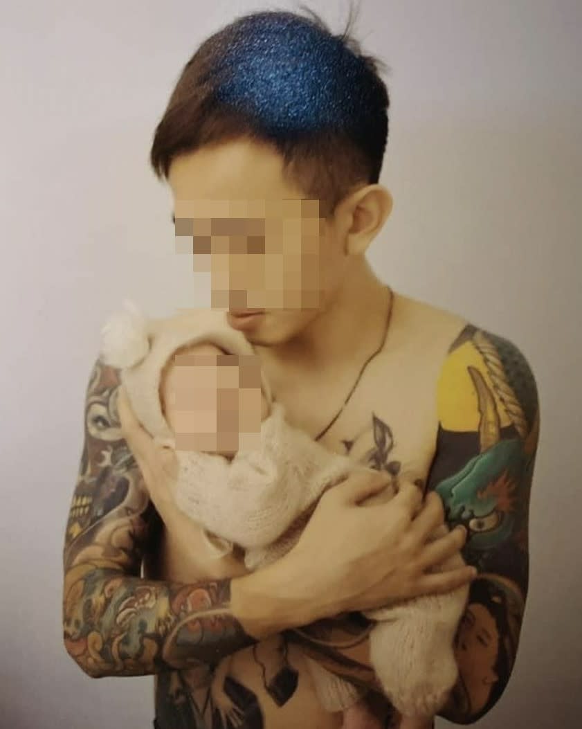 刺青師彫博淚送11月大女兒，並且指控保母虐待致死。取自彫博臉書
