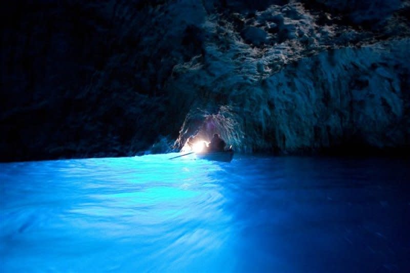  奇特景點「藍洞」（blue grotto）（圖片來源：Flickr CC授權作者apeofjungle）