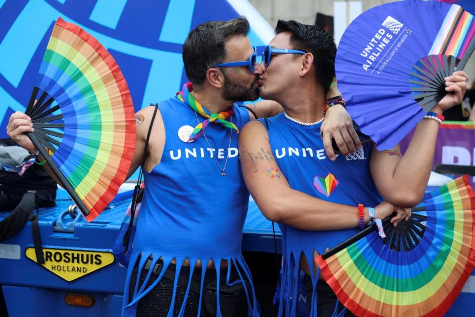 SEI162434092.jpg: Felipe Dantas and Win Vidal kiss as they take part in the 2023 Pride Parade in London (REUTERS)