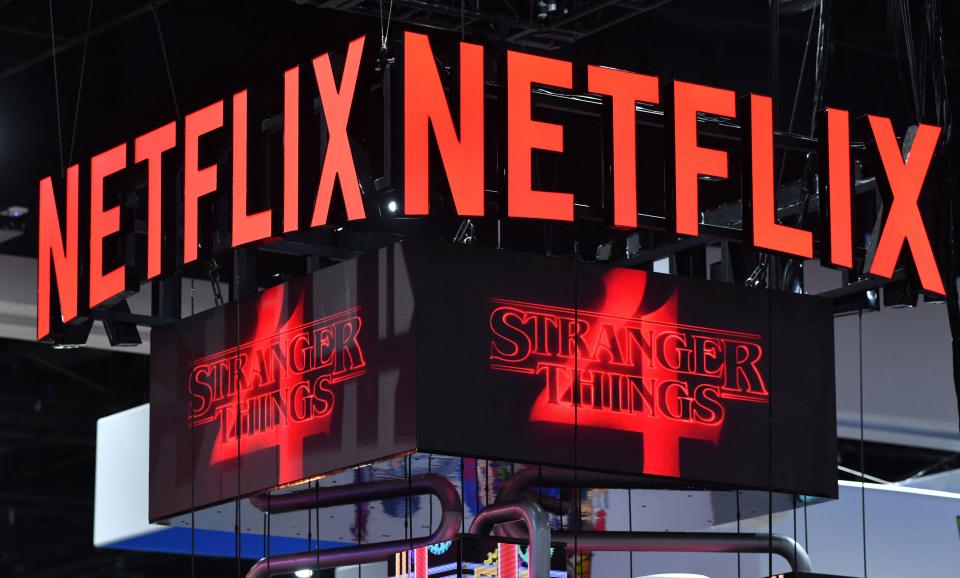 El stand de Netflix anuncia la temporada 4 de Stranger Things en una pantalla durante Comic-Con International en San Diego, California, el 24 de julio de 2022. (Foto de Chris Delmas / AFP a través de Getty Images)