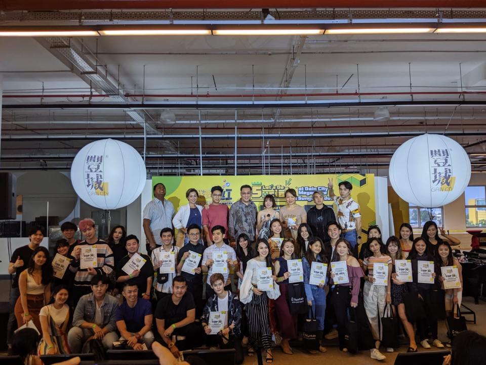 The mentors of StarHub's "I Can Be An Influencer" contest – Dee Kosh, Jianhao Tan, Kelly Latimer, and Kevin – with the top 30 semi-finalists on 6 October 2019 at Gain City, Sungei Kadut. (Photo: StarHub)