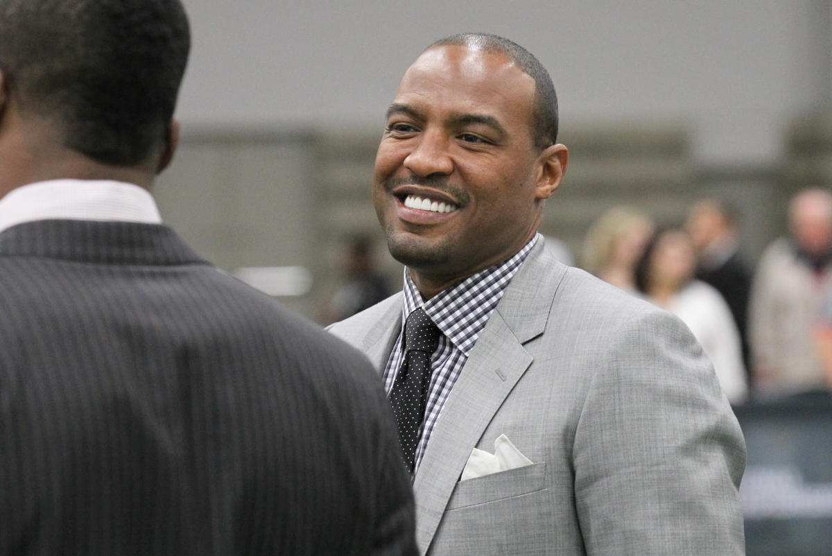 Defensive back Darren Woodson of the Dallas Cowboys looks on during a  News Photo - Getty Images