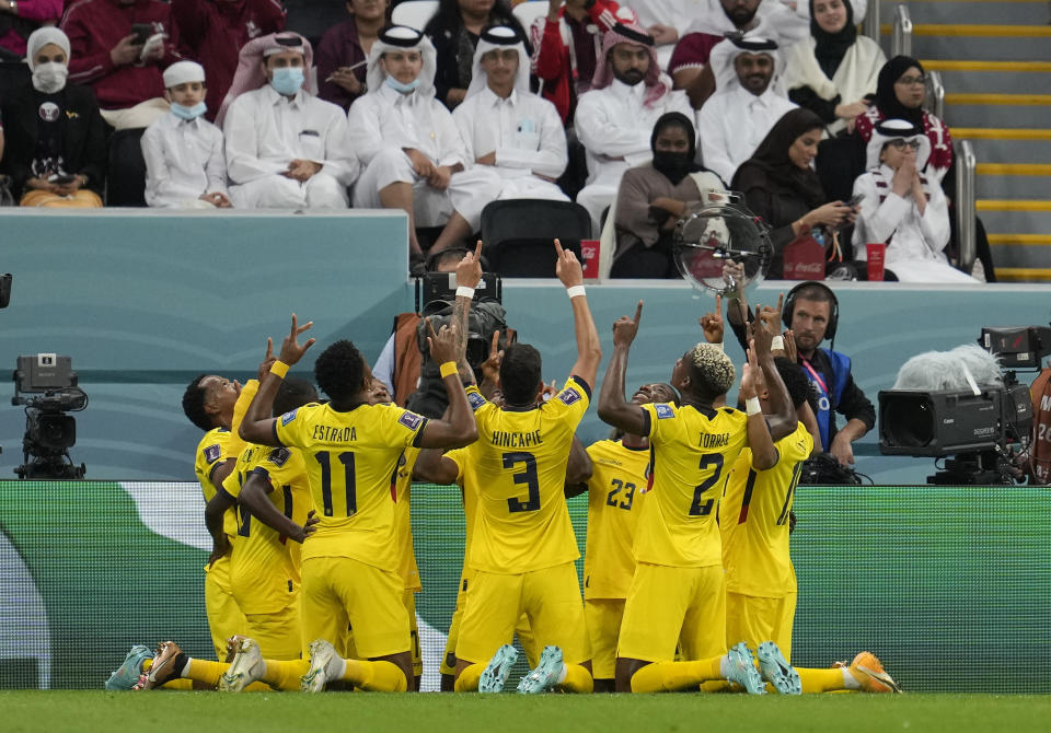 Ecuador celebra su primer gol anotado por Enner Valencia de penal durante el partido ante Qatar por el Grupo A del Mundial en el estadio Al Bayt de Al Khor, 20 Noviembre, 2022. (AP Foto/Natacha Pisarenko)