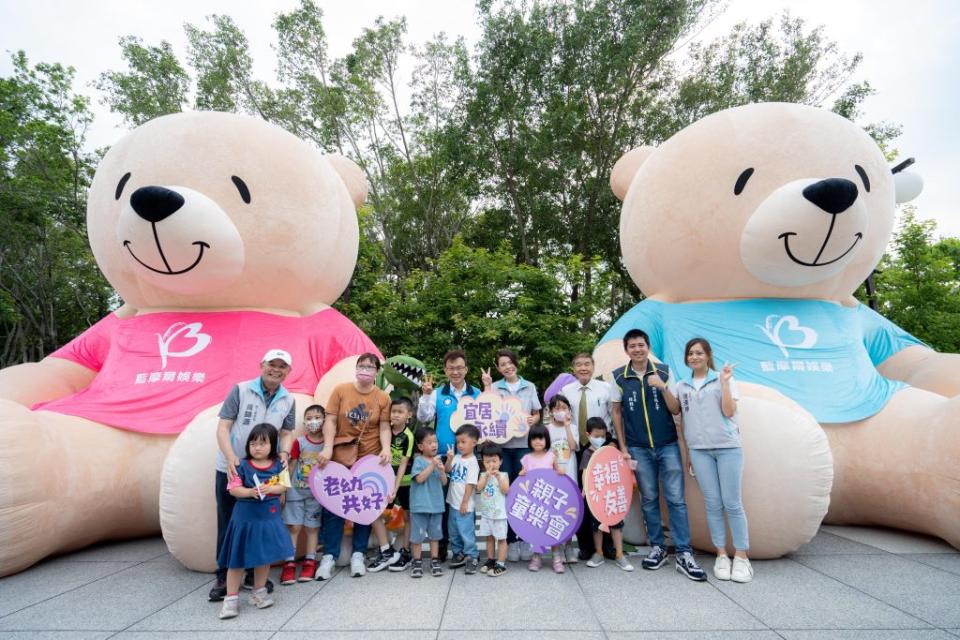 新竹市「勞工親子童樂會」三日在孔廟前廣場展開，五米高可愛熊成為拍照打卡熱點。（記者曾芳蘭攝）