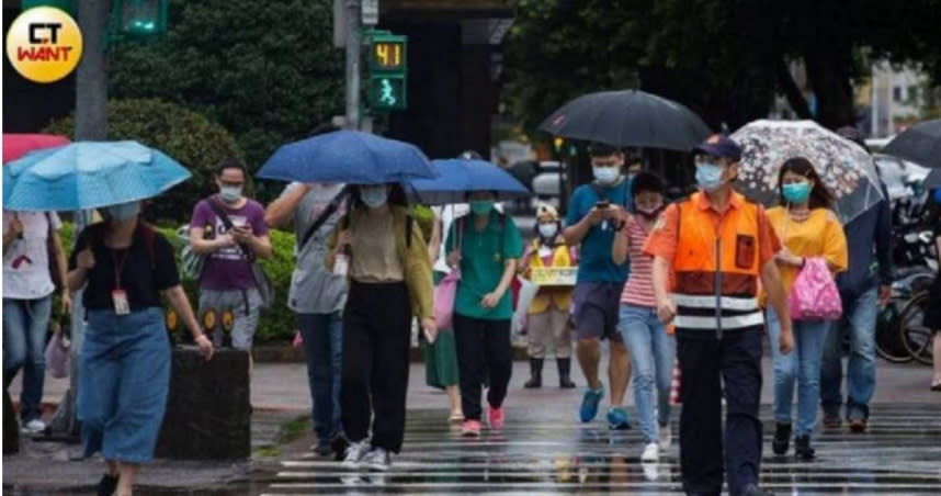 圓規颱風海上警報已經解除，但受外圍環流影響仍帶來不小的雨勢。（示意圖／黃威彬攝）