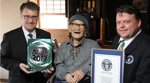 Jiroemon Kimura with representatives of Guiness World Records. Photo: AP