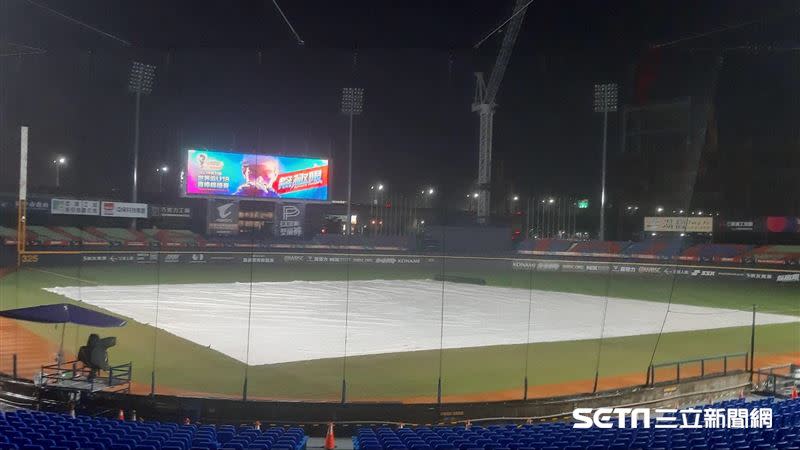 台灣與波多黎各之戰因雨延賽。（圖／記者俞聖律攝影）