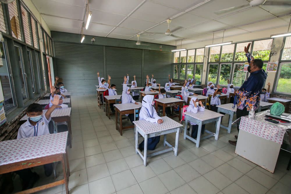 Primary school students return to school at Sekolah Kebangsaan Syed Idrus Chemor in Perak March 21, 2022. — Picture by Farhan Najib