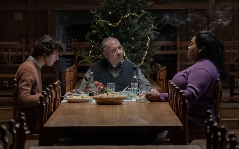 Der aufmüpfige Schüler Angus (Dominic Sessa, links), der allseits unbeliebte Lehrer Paul (Paul Giamatti) und die trauernde Mensaleiterin Mary (Da'Vine Joy Randolph) sitzen über Weihnachten im Internat fest: In der Tragikomödie "The Holdovers" deutet zunächst nichts auf ein "frohes Fest" hin. (Bild: 2023 Focus Featues/Universal/Seacia Pavao)