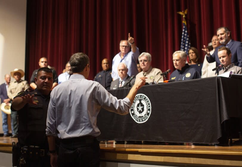 El candidato demócrata a la gubernatura de Texas Beto O'Rourke interrumpe una conferencia de prensa del actual gobernador Greg Abbott en Uvalde, Texas, el miércoles 25 de mayo de 2022. (AP Foto/Darío López-Mills)