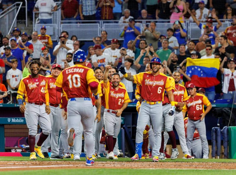 El tercera base de Venezuela Eduardo Escobar (10) es recibido por sus compañeros de equipo tras pegar un jonrón ante Israel, en el cuarto inning del partido del Grupo D del Clásico Mundial de Béisbol, celebrado el 15 de marzo de 2023 en Miami. David Santiago/dsantiago@miamiherald.com