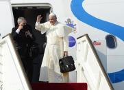 Pope Francis waves goodbye during a departure ceremony at Bandaranaike International Airport in Katunayake, near Colombo, on January 15, 2015
