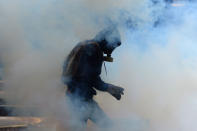 <p>Students of the Central University of Venezuela clash with riot police during a protest against Venezuelan Government in Caracas on May 4, 2017. (Photo: RONALDO SCHEMIDT/AFP/Getty Images) </p>