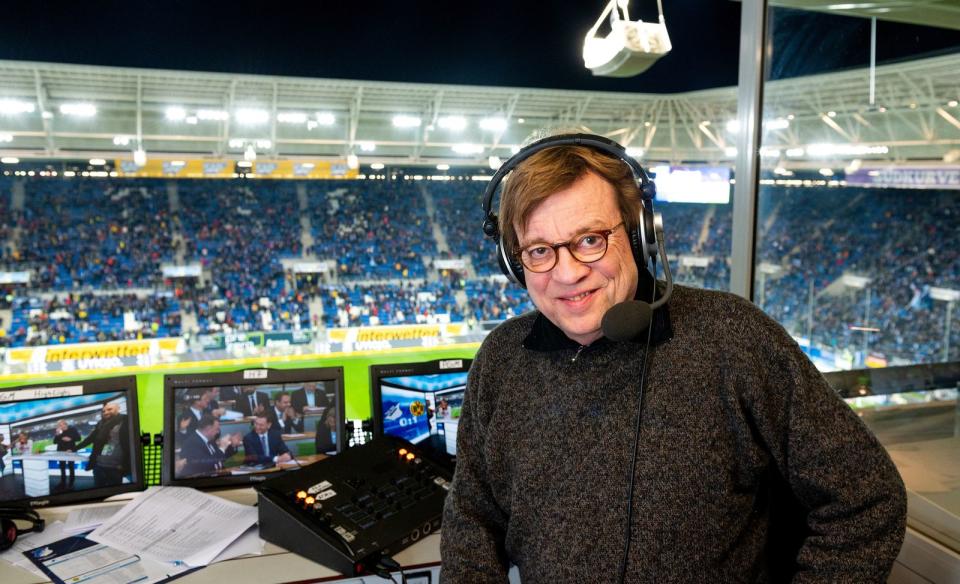 So kannte man Béla Réthy über viele Jahrzehnte - als Mann am ZDF-Mikrofon, der die wichtigsten Fußballspiele, die der Sender übertragen durfte, in Worte fasste. Mit einem Halbfinale bei der WM in Katar verabschiedete er sich im Dezember 2022 vom Live-Publikum.  (Bild: ZDF / Torsten Silz)