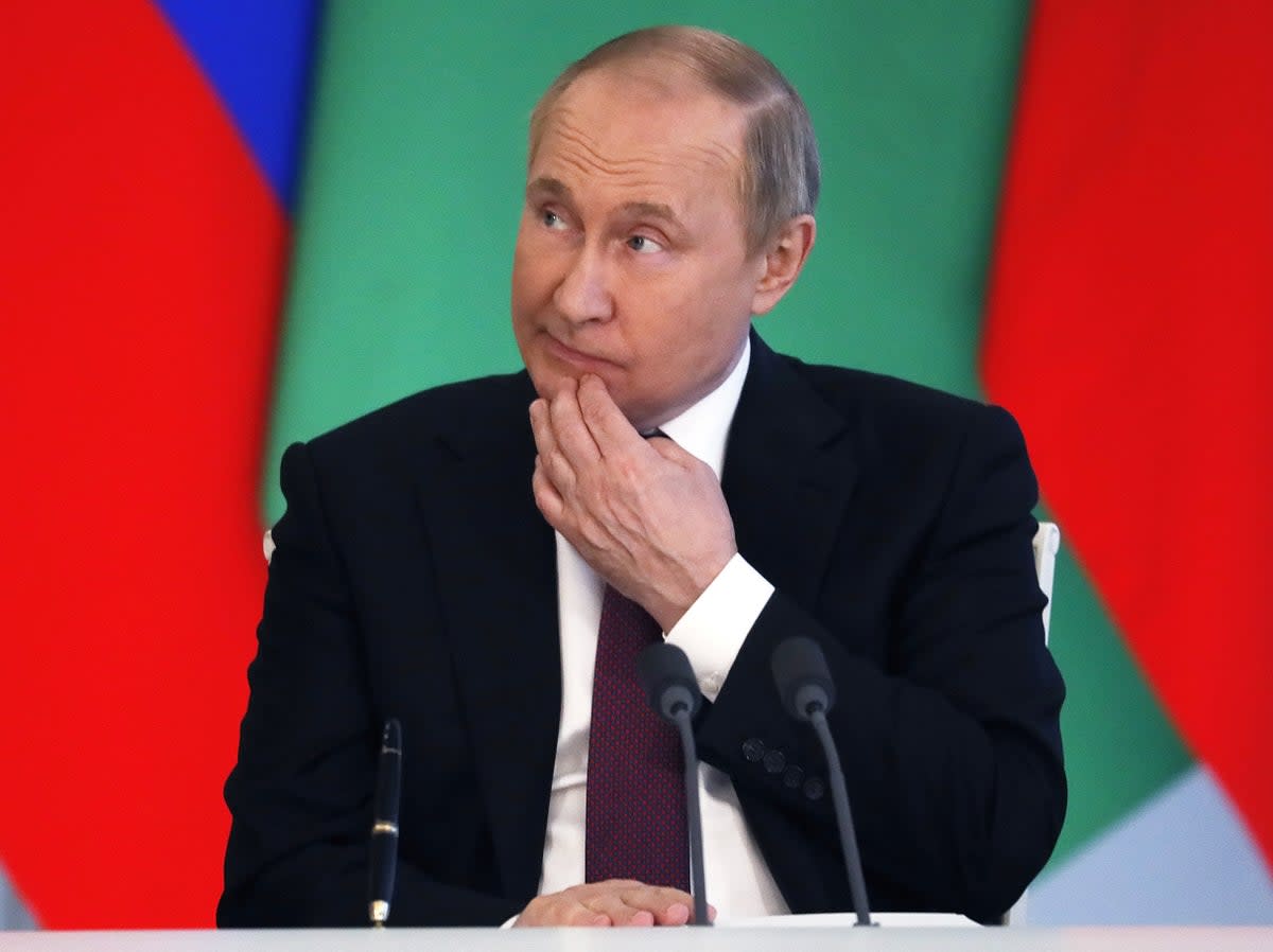 Los guardaespaldas de Vladimir Putin recogen en bolsas sus heces cuando está en el extranjero para poder traerlas de vuelta a Rusia, según un reporte (AP)