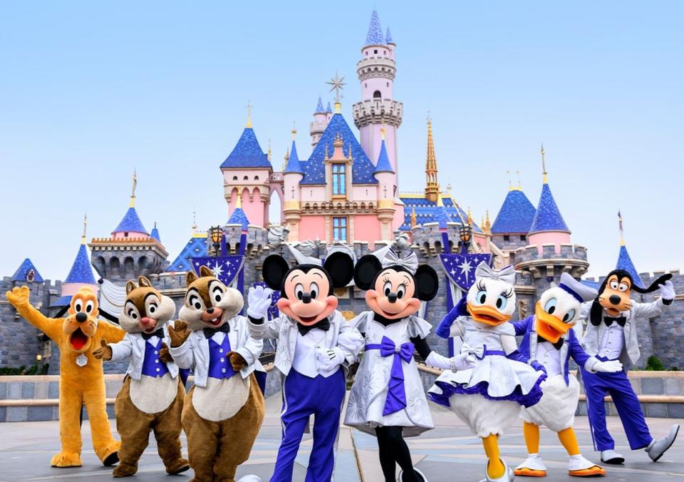 迪士尼宣布，美國2大主題樂園佛州「迪士尼世界」與加州「迪士尼樂園」即日起調漲部分門票的價格。（翻攝自臉書@Disneyland）