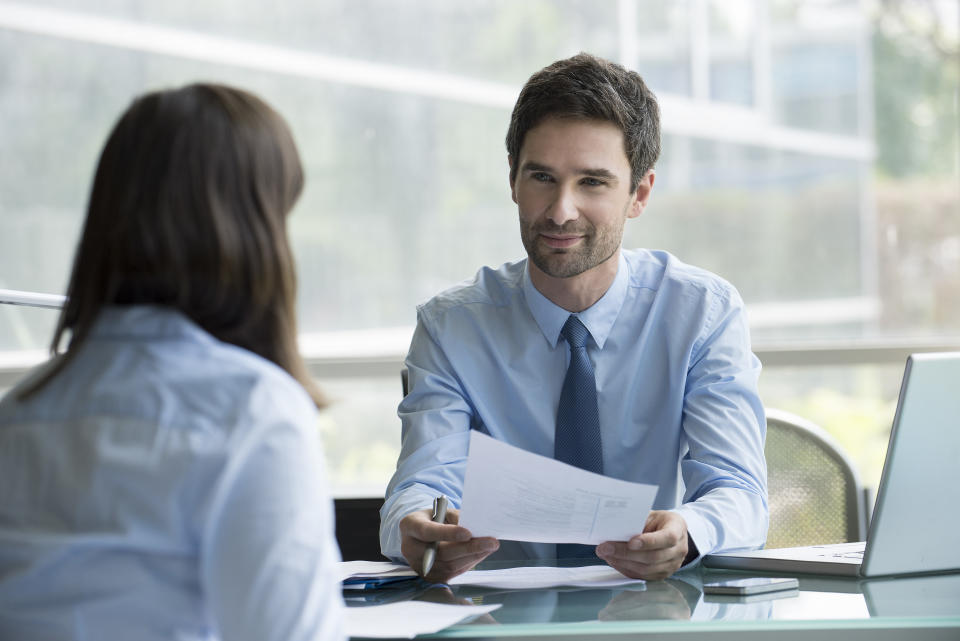 Estas son las cosas que debes llevar a tu próxima entrevista de trabajo. Foto: Getty Creative