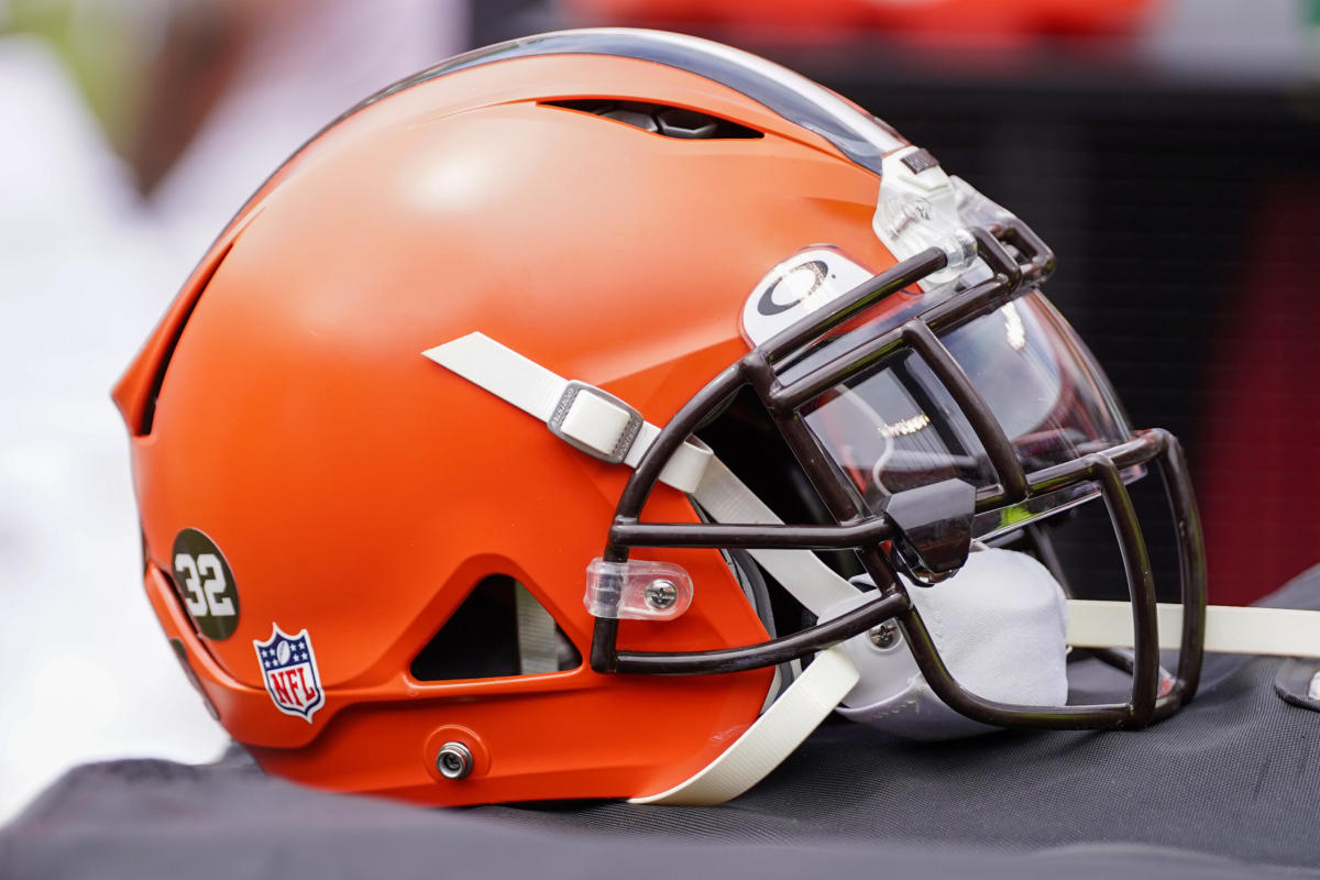 Cincinnati Bengals, Cleveland trade tweets about Browns' white helmets