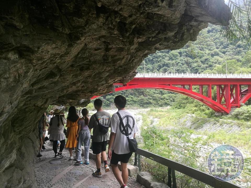 「砂卡噹步道」步道口，即是從紅色橋身的砂卡礑橋走樓梯而下。