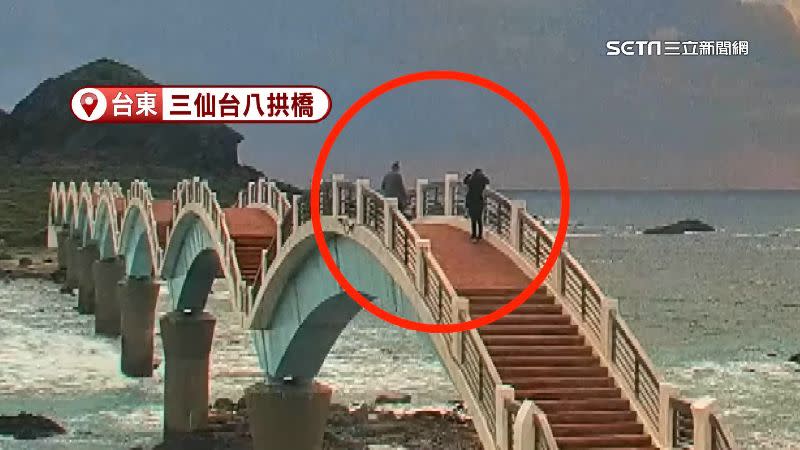 台東三仙台八拱橋受到地震影響所以暫時封閉，卻有情侶仍上橋拍照。