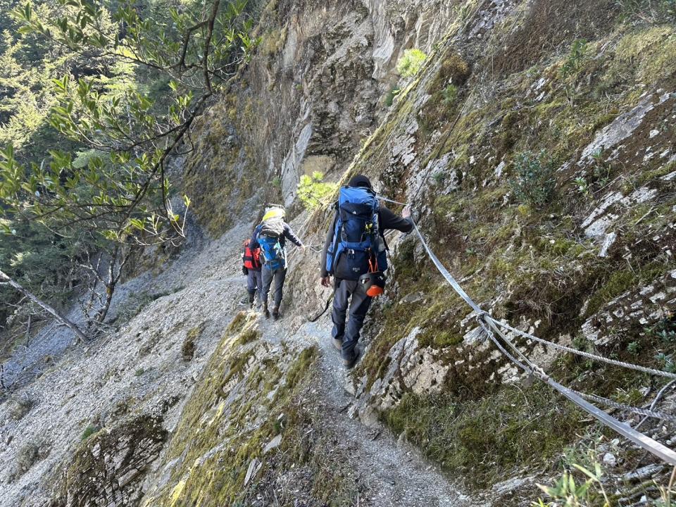 林男和陳女相約攀登玉山，原預計18日從信義鄉東埔下山，不過卻在八通關草原往觀高坪舊路時迷路受困峭壁，南投縣消防局獲報前往救援，將兩人順利救出。（圖／南投縣消防局提供）
