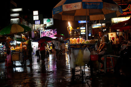 Street vendors sell food in Khaosan Road in Bangkok, Thailand, September 12, 2018. Picture taken September 12, 2018. REUTERS/Soe Zeya Tun