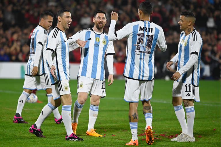 Rosario siempre estuvo cerca: Maxi Rodríguez, Lionel Messi y Ángel Di María disfrutan celebrando un gol en la fiesta de La Fiera en el estadio de Newell's.