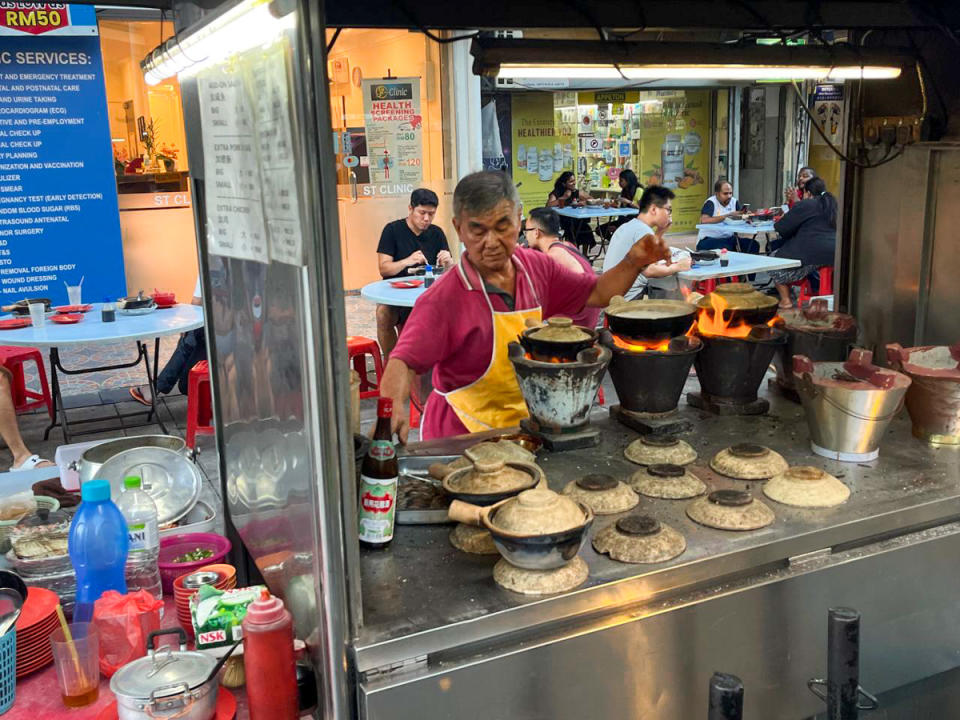 claypot chicken rice - burning pots