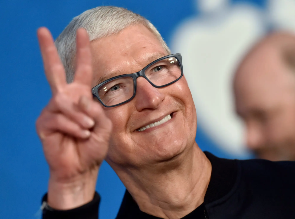 Pressetermin in Berlin: Apple-CEO Tim Cook ließ sich bei einem Hauptstadt-Besuch die Apps dreier deutscher Startups präsentieren. - Copyright: Axelle/Bauer-Griffin/FilmMagic